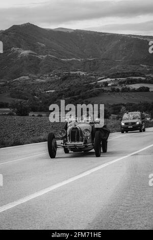CAGLI , ITALY - OTT 24 - 2020 : BUGATTI T35 1925 su una vecchia auto da corsa nel rally Mille miglia 2020 la famosa corsa storica italiana (1927-1957) Foto Stock