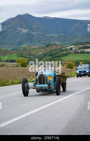 CAGLI , ITALY - OTT 24 - 2020 : BUGATTI T35 1925 su una vecchia auto da corsa nel rally Mille miglia 2020 la famosa corsa storica italiana (1927-1957) Foto Stock