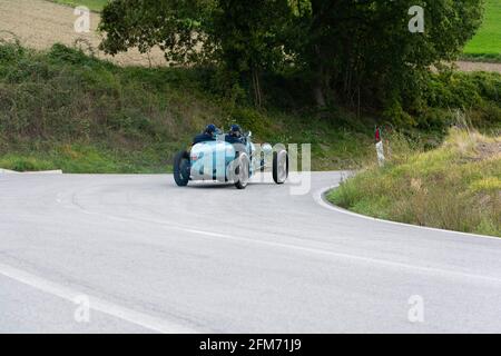 CAGLI , ITALY - OTT 24 - 2020 : BUGATTI T35 1925 su una vecchia auto da corsa nel rally Mille miglia 2020 la famosa corsa storica italiana (1927-1957) Foto Stock