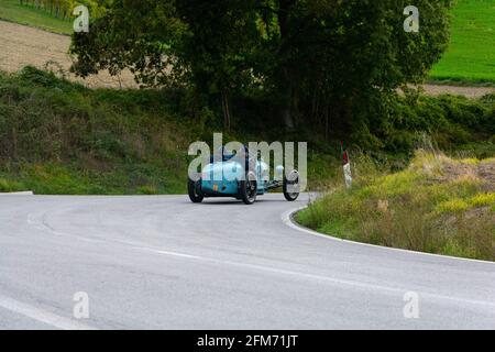 CAGLI , ITALY - OTT 24 - 2020 : BUGATTI T35 1925 su una vecchia auto da corsa nel rally Mille miglia 2020 la famosa corsa storica italiana (1927-1957) Foto Stock