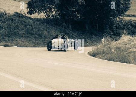 CAGLI , ITALY - OTT 24 - 2020 : BUGATTI T35 1925 su una vecchia auto da corsa nel rally Mille miglia 2020 la famosa corsa storica italiana (1927-1957) Foto Stock