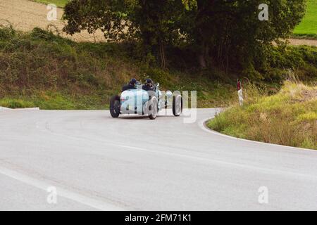 CAGLI , ITALY - OTT 24 - 2020 : BUGATTI T35 1925 su una vecchia auto da corsa nel rally Mille miglia 2020 la famosa corsa storica italiana (1927-1957) Foto Stock