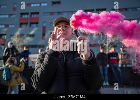 Londra, Regno Unito. 06 maggio 2021. Un fan dell'arsenale ha un'aria bruciante durante una protesta contro Kroenke fuori dallo Emirates Stadium in risposta al tentativo del loro club di entrare nella condannata European Super League, chiedendo alla famiglia Kroenke di farsi da parte come proprietari. Credit: SOPA Images Limited/Alamy Live News Foto Stock