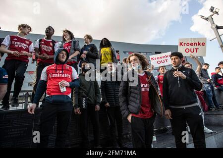 Londra, Regno Unito. 06 maggio 2021. I tifosi dell'Arsenal si riuniscono fuori dello Emirates Stadium durante una protesta contro Kroenke fuori dallo Emirates Stadium in risposta al tentativo del loro club di entrare nella condannata European Super League, chiedendo alla famiglia Kroenke di farsi da parte come proprietari. Credit: SOPA Images Limited/Alamy Live News Foto Stock