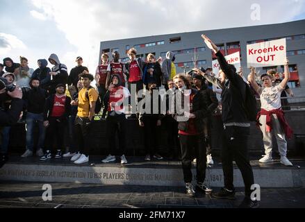 I tifosi dell'Arsenal si riuniscono fuori dell'Emirates Stadium durante una protesta contro Kroenke fuori dall'Emirates Stadium in risposta al tentativo del loro club di entrare nella condannata European Super League chiedendo alla famiglia Kroenke di farsi da parte come proprietari.la Premier League ha annunciato lunedì 3 maggio, Che siano tutelate le nuove normative per ‘garantire i principi del campionato' e attuare "una nuova carta dei proprietari che tutti i proprietari del club saranno tenuti a sottoscrivere per impegnarli ai principi fondamentali della Premier League", In risposta ai falliti piani per una Super League europea il mese scorso. (Foto Foto Stock