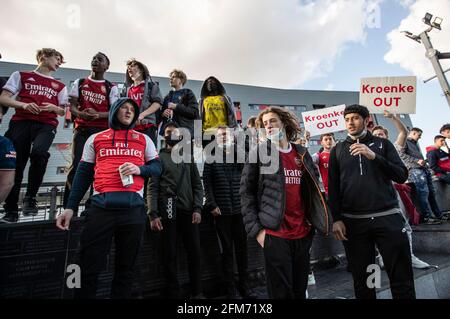 I tifosi dell'Arsenal si riuniscono fuori dell'Emirates Stadium durante una protesta contro Kroenke fuori dall'Emirates Stadium in risposta al tentativo del loro club di entrare nella condannata European Super League chiedendo alla famiglia Kroenke di farsi da parte come proprietari.la Premier League ha annunciato lunedì 3 maggio, Che siano tutelate le nuove normative per ‘garantire i principi del campionato' e attuare "una nuova carta dei proprietari che tutti i proprietari del club saranno tenuti a sottoscrivere per impegnarli ai principi fondamentali della Premier League", In risposta ai falliti piani per una Super League europea il mese scorso. (Foto Foto Stock