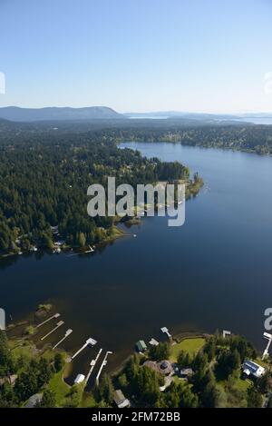 Foto aerea del lago Shawnigan, Vancouver Island, British Columbia, Canada. Foto Stock
