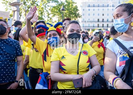 Madrid, Spagna, 6 maggio 2021. I manifestanti partecipano a una manifestazione a sostegno dei cittadini colombiani che lottano contro la repressione violenta delle proteste anti-governative. Le proteste in Colombia continuano dopo che il governo ha ritirato la riforma fiscale, portando a scontri e disordini mortali. Credit: Roberto Arosio/Alamy Live News Foto Stock