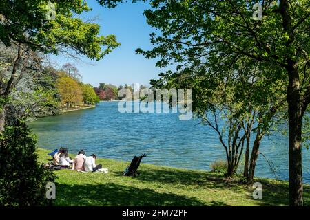 Parigini rilassarsi sul lago inferiore nel Bois de Boulogne - Parigi, Francia Foto Stock