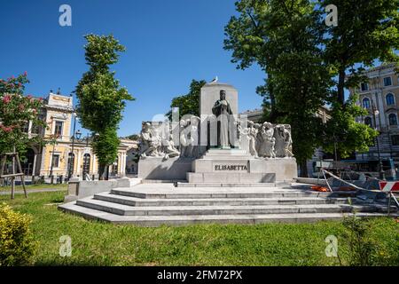 Trieste, Italia. 3 maggio 2021. La Statua dell'imperatrice Elisabetta d'Austria nel Giardino di Piazza della libertà Foto Stock