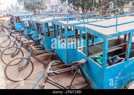 DELHI, INDIA - 24 GENNAIO 2017: Ciclo rickshaws usato come alternativa ad un bus scolastico per una scuola primaria a Delhi. Foto Stock