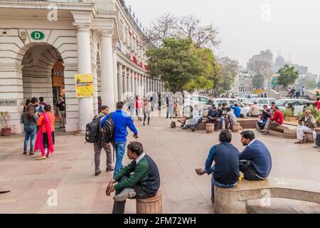 DELHI, INDIA - 24 GENNAIO 2017: La gente cammina su un marciapiede a Connaught Place a Delhi. Foto Stock