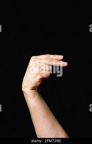 Fare a mano e mostrare lettera H International segno lingua scuro sfondo Foto Stock