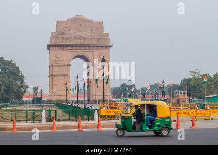 DELHI, INDIA - 24 GENNAIO 2017: Vista della porta dell'India dietro le barriere della polizia di Delhi a Nuova Delhi. Foto Stock