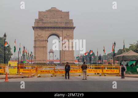 DELHI, INDIA - 24 GENNAIO 2017: Vista della porta dell'India dietro le barriere della polizia di Delhi a Nuova Delhi. Foto Stock