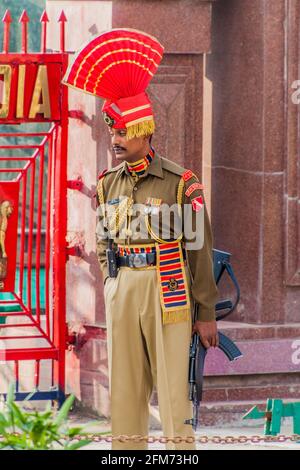 WAGAH, INDIA - 26 GENNAIO 2017: Guardia di confine guardata da spettatori indiani alla cerimonia militare al confine India-Pakistan a Wagah a Punjab, India Foto Stock