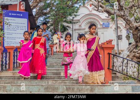 GUWAHATI, INDIA - 31 GENNAIO 2017: Le ragazze vestite di Colourfuly visitano il complesso del tempio sull'isola di Peacock Umananda nel fiume Brahmaputra vicino a Guwahati, in Foto Stock