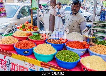 LUCKNOW, INDIA - 2 FEBBRAIO 2017: Venditore di cibo di strada a Lucknow, Uttar Pradesh stato, India Foto Stock