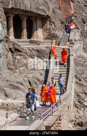 AJANTA, INDIA - 6 FEBBRAIO 2017: Visitatori di grotte buddiste scavate in una scogliera ad Ajanta, stato di Maharasthra, India Foto Stock