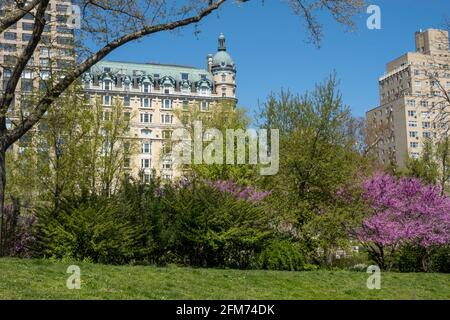 Il St. Urban Residential Building visto da Central Park in primavera, New York, USA Foto Stock