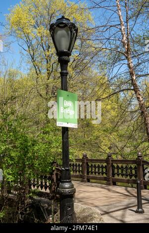 L'Oak Bridge si trova a bankRock Bay, vicino al lago, a Central Park, New York, USA Foto Stock