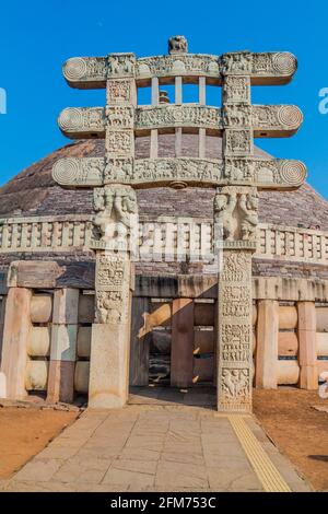 Vista di Stupa 1, antico monumento buddista a Sanchi, Madhya Pradesh, India Foto Stock