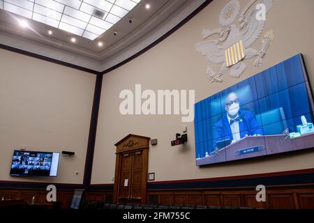 Washington, Stati Uniti d'America. 06 maggio 2021. Il rappresentante degli Stati Uniti Donald Payne, Jr. (Democratico del New Jersey) presiede un Comitato della Camera per i trasporti e le infrastrutture | sottocomitato per le ferrovie, i gasdotti e i materiali pericolosi audizione virtuale e vuota "quando il potenziale illimitato incontra risorse limitate: I vantaggi e le sfide delle tecnologie ferroviarie ad alta velocità e delle ferrovie emergenti" nell'edificio degli uffici Rayburn House di Washington, DC, giovedì 6 maggio 2021. Credit: Rod Lamkey/CNP | Usage worldwide Credit: dpa/Alamy Live News Foto Stock