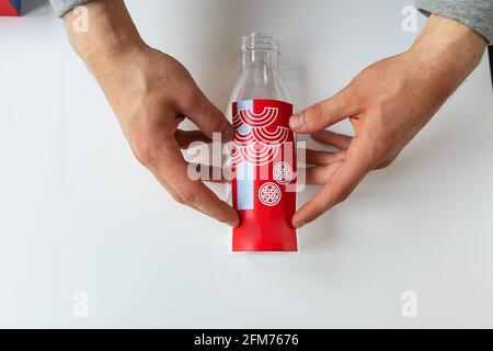 scatole per fast food, contenitori per alimenti monouso vuoti e puliti per uno spuntino veloce, posati gli alimenti su uno sfondo luminoso Foto Stock