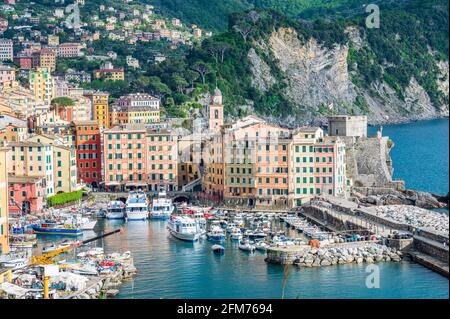 Le case colorate del villaggio marino di Camogli su La Riviera italiana vicino a Portofino Foto Stock