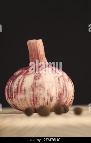 Aglio fresco giovane, isolato, primo piano. Testa di aglio. Foto Stock