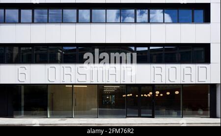 Facciata esterna con segnaletica. Story Orsman Road, Londra, Regno Unito. Architetto: Waugh Thistleton Architects, 2021. Foto Stock