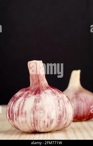 Aglio fresco giovane, isolato, primo piano. Testa di aglio. Foto Stock