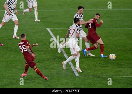 Roma, Italia. 06 maggio 2021. Nicola Zalewski di COME Roma Goal 3-2 visto in azione durante la UEFA Europa League Quarter Finals Football Match tra ROMA E Manchester United allo Stadio Olimpico di Roma./LM Credit: Live Media Publishing Group/Alamy Live News Foto Stock