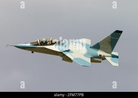 Aermacchi M346 Prototype 002 subsonic jet trainer avanzato a due posti e aereo da combattimento leggero sviluppato originariamente da Yakovlev e Aermacchi. Volare Foto Stock