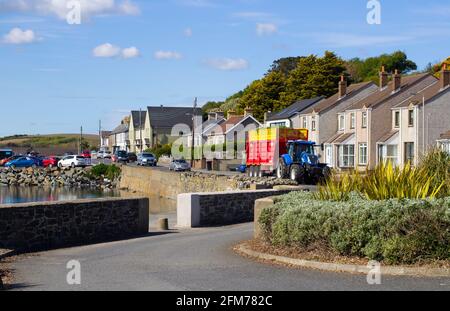 29 aprile 2021 un trattore e un rimorchio di grandi dimensioni con un carico di insilato sulla strada principale del villaggio Di Kircubbin su Strangford Lough nella contea di Nort Foto Stock