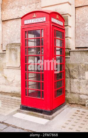 Vecchio stile K2 telefono boxe fuori vecchio ufficio postale generale E Sorting ufficio edificio in Abingdon strada Blackpool Lancashire Inghilterra REGNO UNITO Foto Stock