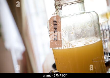 succo recipiente forno con succo d'arancia e beva me segno Foto Stock