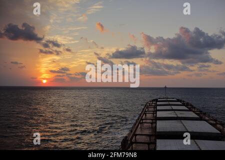 Vista giornaliera dalla nave da carico (Panamax bulk Carrier) che naviga attraverso l'oceano, vista dal ponte Foto Stock