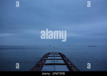 Viste giornaliere dalla nave da carico (Panamax bulk Carier) vela attraverso l'oceano Foto Stock