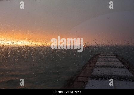 giorno piovoso il sole ha regolato la riflessione sulla finestra Foto Stock