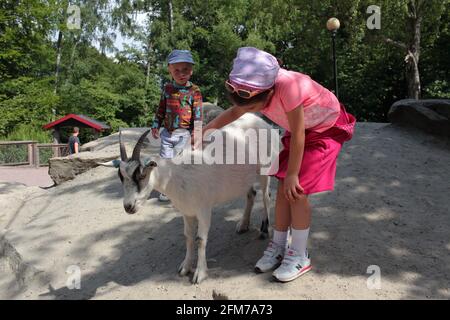 i bambini si preoccupano degli animali, specialmente dei bambini. Foto Stock
