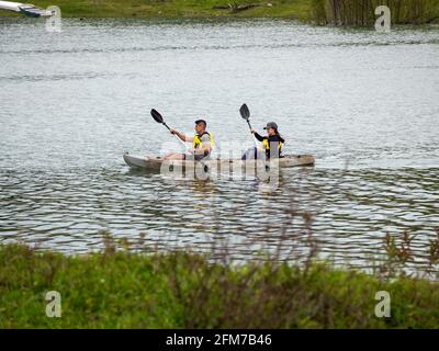 Guatape, Antioquia, Colombia - 4 aprile 2021: Turisti latini in kayak nel fiume vicino alla città Foto Stock