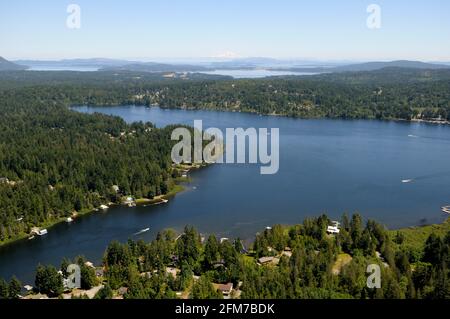 Foto aerea del lago Shawnigan, Vancouver Island, British Columbia, Canada. Foto Stock