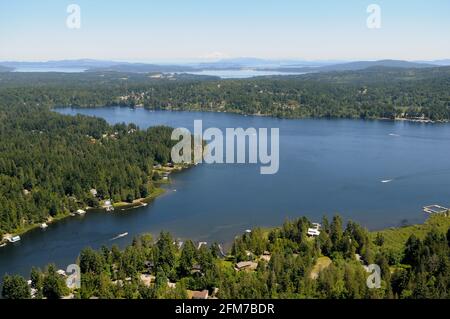 Foto aerea del lago Shawnigan, Vancouver Island, British Columbia, Canada. Foto Stock
