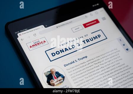 Il nuovo sito web di Donald Trump "From the Desk of Donald J Trump", visto sull'ipad, su sfondo rosso e blu. Concetto. Stafford, Regno Unito, 6 maggio Foto Stock
