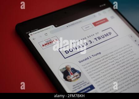 Il nuovo sito web di Donald Trump "From the Desk of Donald J Trump", visto sull'ipad, su sfondo rosso e blu. Concetto. Stafford, Regno Unito, 6 maggio Foto Stock