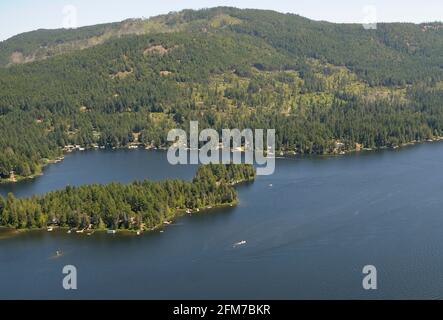Foto aerea del lago Shawnigan, Vancouver Island, British Columbia, Canada. Foto Stock