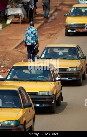 Taxi gialli in fila a Yaounde I. Foto Stock