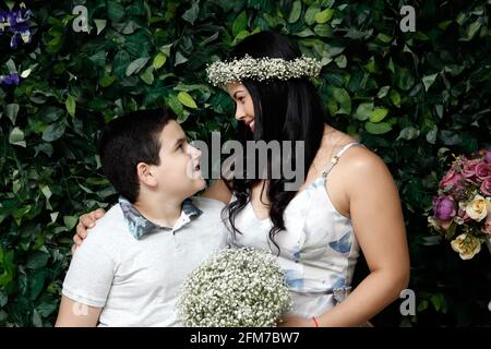 Madre e figlio fanno posa in studio - giorno della madre concetto Foto Stock