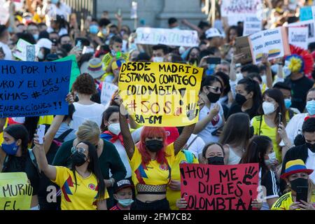 Madrid, Spagna. 06 maggio 2021. I manifestanti tengono cartelli durante la manifestazione. I manifestanti si sono riuniti nel Parco El Retiro, Madrid, per denunciare la violenza della polizia in Colombia. La popolazione colombiana, che respinge la riforma fiscale già ritirata dal Presidente Ivan Duque, vive giorni di intense proteste, repressa violentemente dalla polizia e dall'esercito. (Foto di Luis Soto/SOPA Images/Sipa USA) Credit: Sipa USA/Alamy Live News Foto Stock